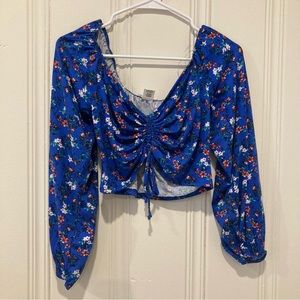 Longsleeve Crop top with ruched detailing adjustable